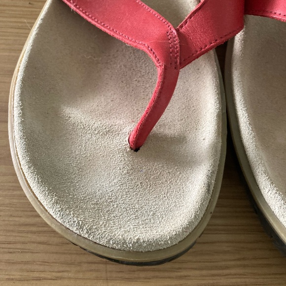 Bass Size 11 Red Thong Sandals - Picture 7 of 7